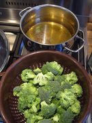 Der Brokkoli und die vorbereitete Brühe zum Abkochen