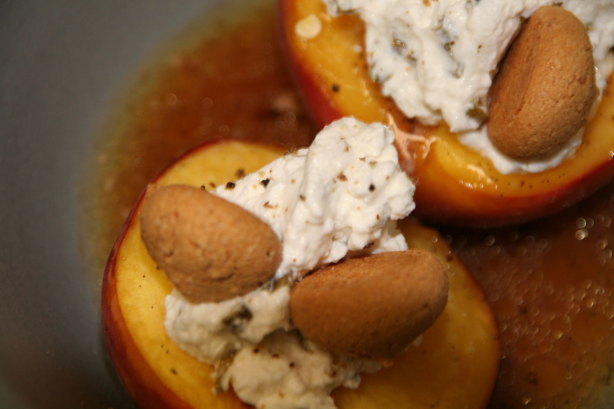 Geschmorte Vanille-Nektarinen mit Cantuccini und Ziegenfrischkäse ...