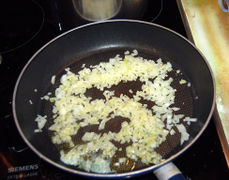 Die Zwiebel mit Knoblauch anschwitzen, von der Herdplatte ziehen und auskühlen lassen.