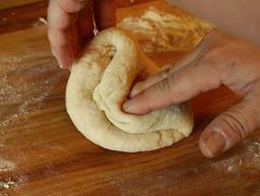 Für mindestens 10 Minuten zu einem elastischen Teig abschlagen.