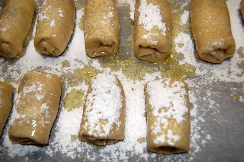 Datei:Frühlingsrollen vor dem Backen.jpg