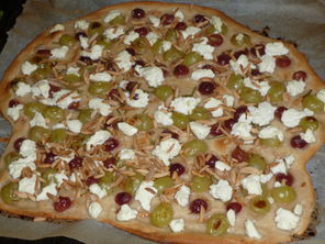 Pizza mit Trauben und Ricotta
