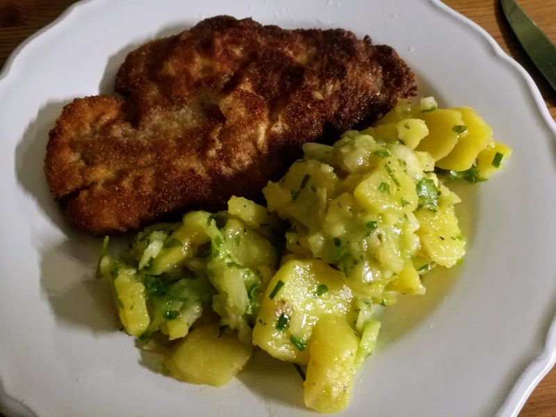 Datei:Schwaebischer Kartoffelsalat mit Wiener Schnitzel.jpg