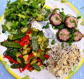 Mit Schinkenwürfeln gefüllte Champignons an Wildreis, Gemüse und Feldsalat