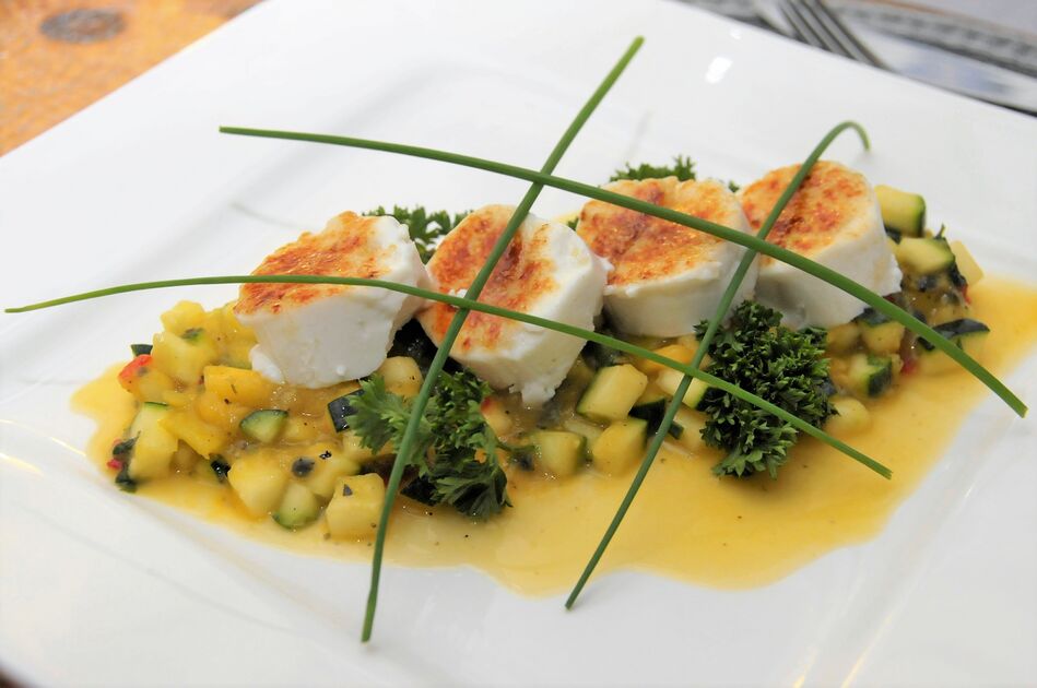 Karamellisierter Ziegenkäse auf Zucchini-Mango-Tatar – Koch-Wiki