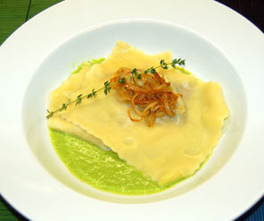 Blutwurstmaultaschen auf Erbsenrahmsauce