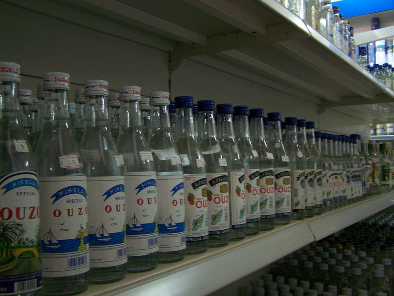 Datei:Ouzo im Laden in Griechenland.jpg