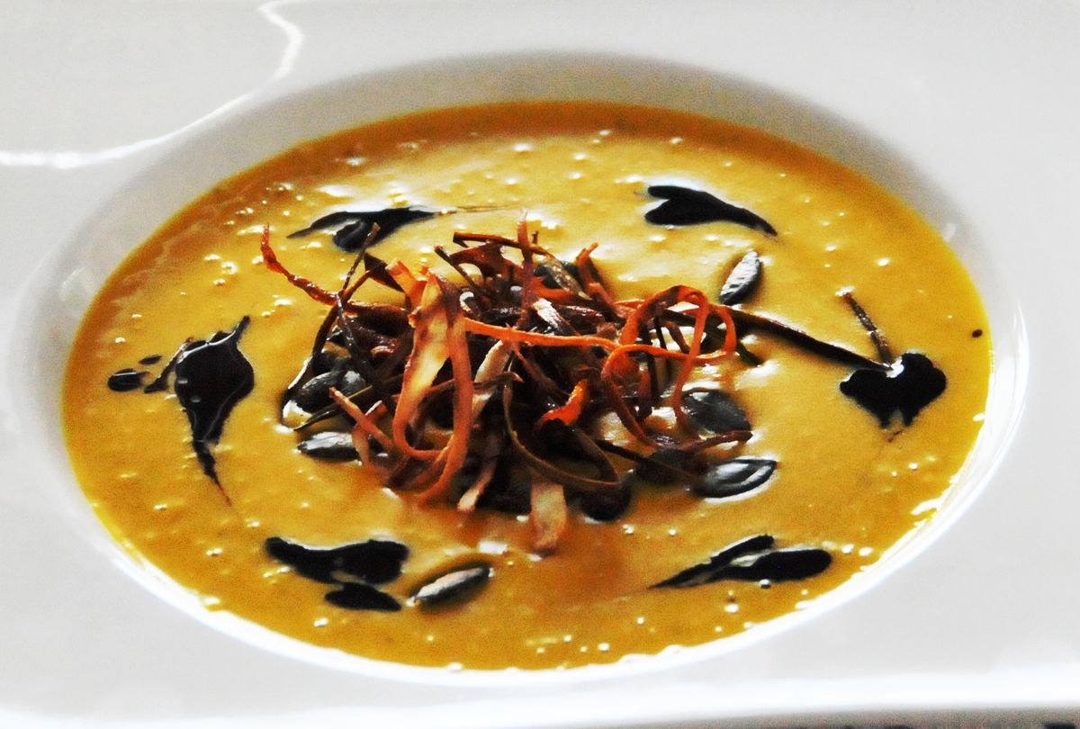 Kürbissuppe mit frittierten Gemüsestreifen – Koch-Wiki