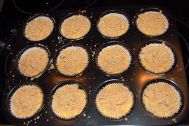 die Muffins mit den Streuseln bestreuen