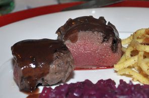 Pochierter Rehrücken mit Portwein-Cassis-Sauce