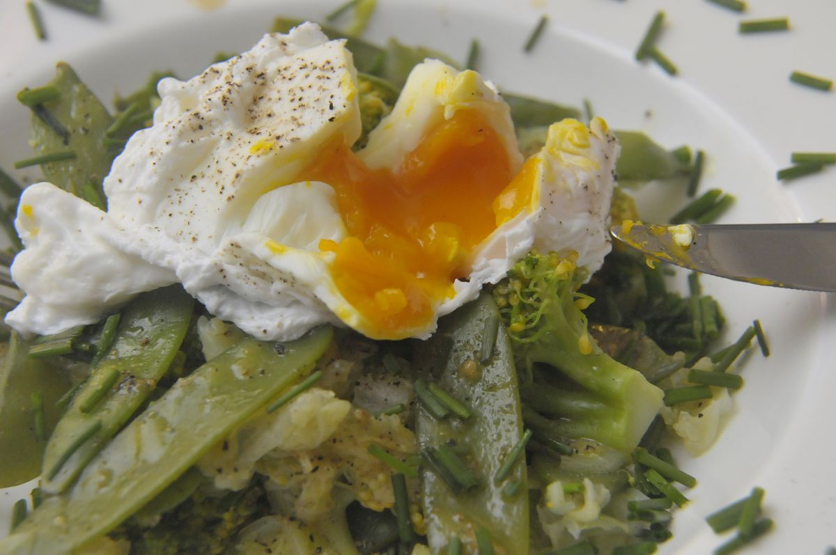 Warmer Gemüsesalat mit pochiertem Ei – Koch-Wiki