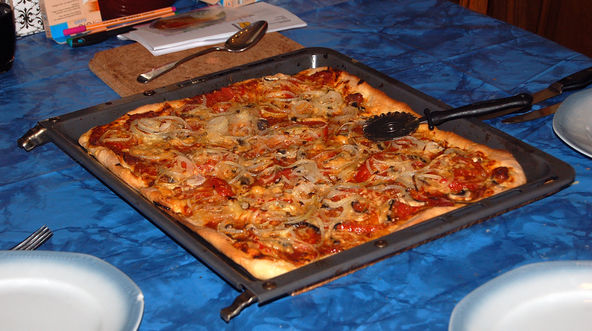 Pizza mit Hackfleischsauce, Zwiebeln, Pilzen und Tomaten – Koch-Wiki
