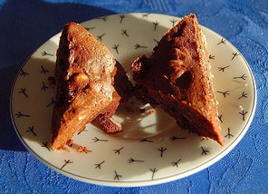 Schokoladenbrownie mit Haselnussblättchen