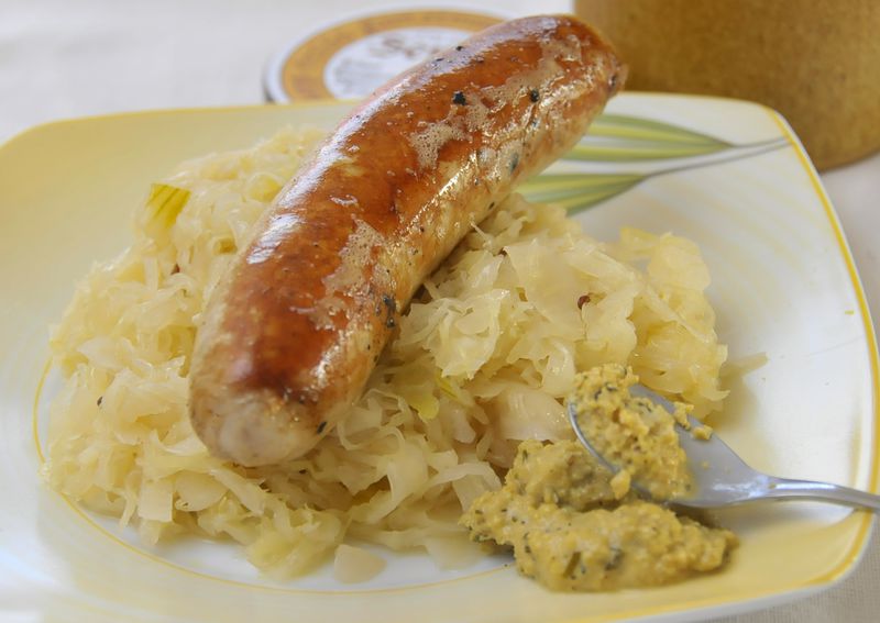 Datei:Bratwurst-Sauerkraut-CTH.JPG