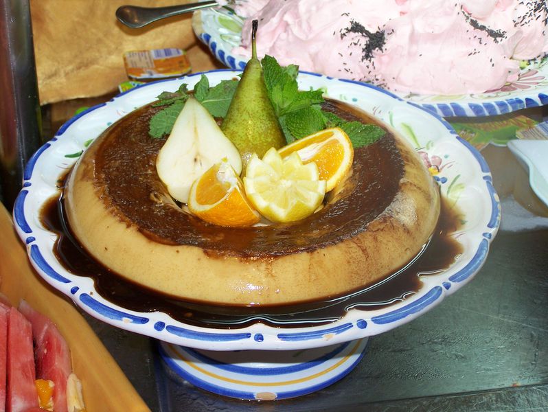 Datei:Karamellpudding mit Früchten.jpg