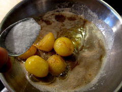 Kartoffeln mit Zucker karamellisieren