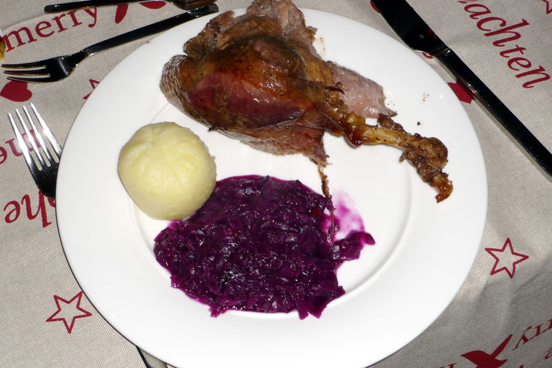 Datei:Gans mit Kloss und Rotkohl.jpg