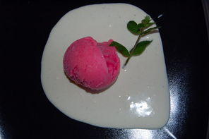 Stachelbeer-Johannisbeer-Sorbet auf Mascarpone-Sahnesauce