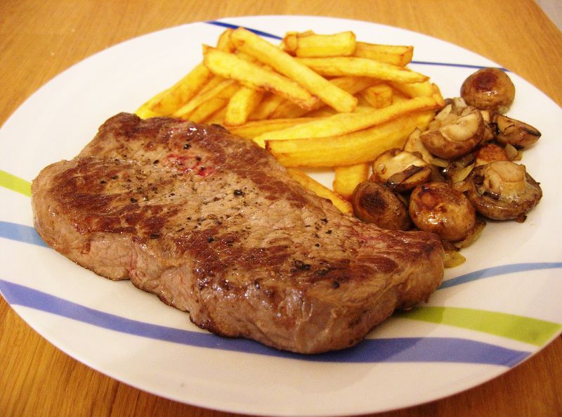 Datei:Super zartes Steak mit Fritten und Champignons.jpg