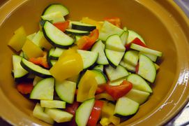 Paprikaschoten mit Zucchini gemischt, Peperoni sind verdeckt