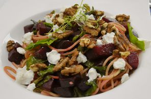 Rote-Bete-Spaghetti mit Ziegenfrischkäse und Chicorée