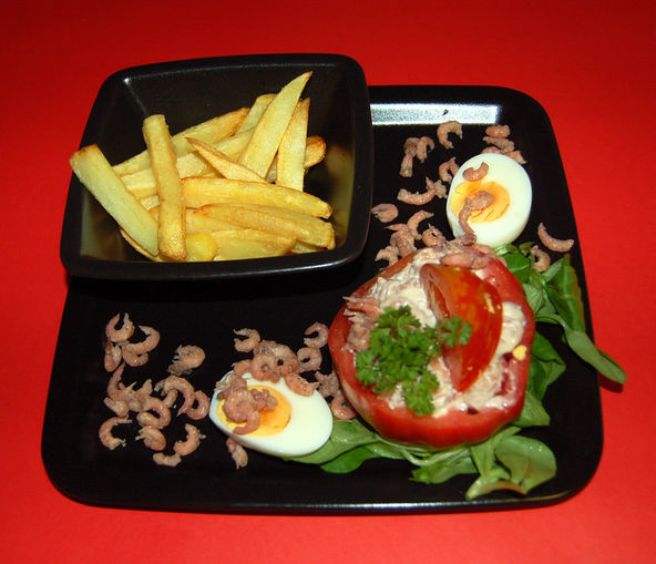 Mit Krabben gefüllte Tomaten mit Pommes Frites – Koch-Wiki