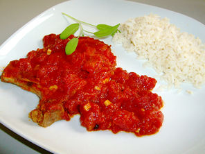 Geschmorte Schweinekoteletts mit Salbei und Tomaten nach der Art von Modena