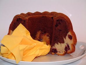 Marmorkuchen mit Kirschen