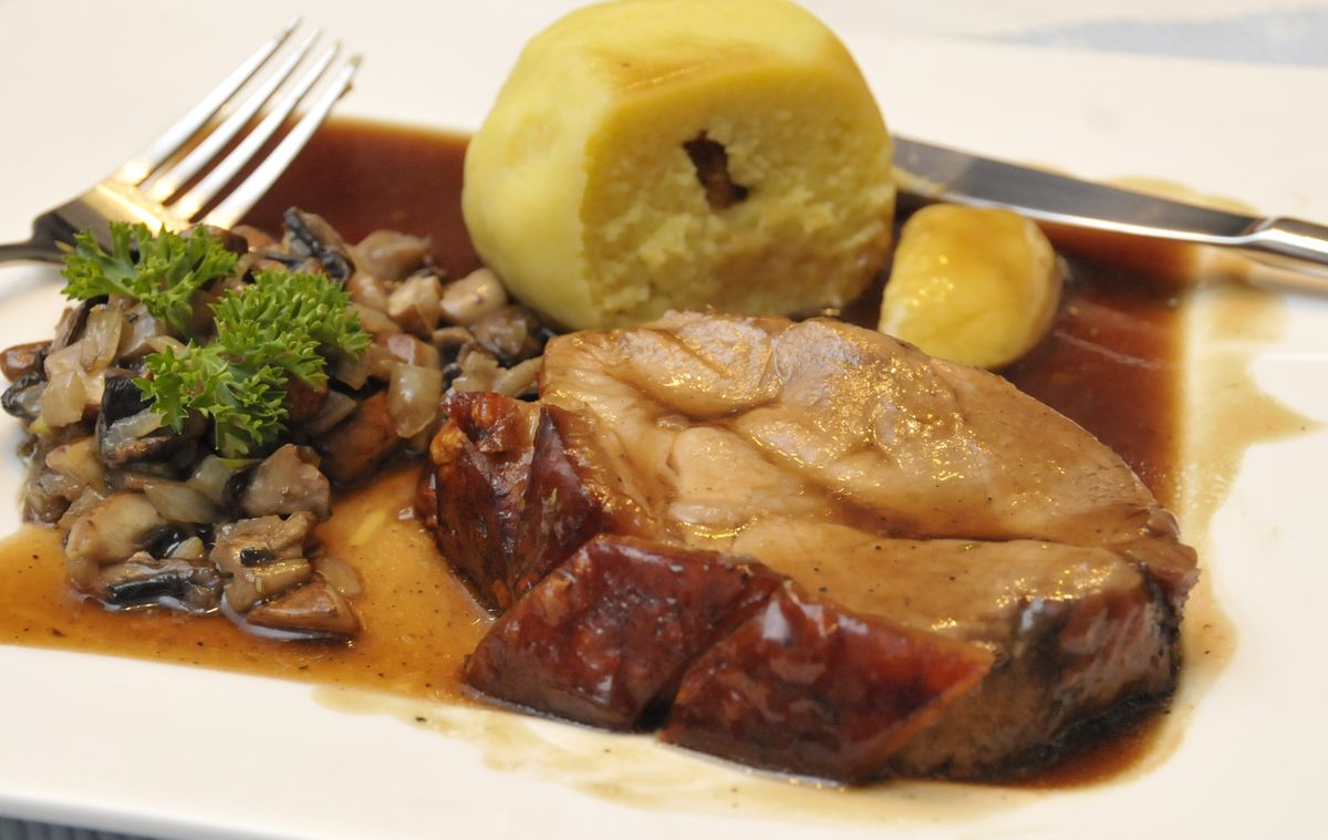 Knuspriger Schweinebraten mit Kartoffelknödeln und Biersauce – Koch-Wiki