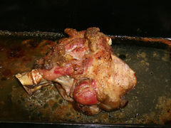 Die fertig gebratene Schweinshaxe