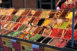 Bonbon- und Süßigkeitenstand in einem Supermarkt an der Algarve