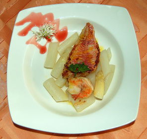 Gebratene Rotbarbenfilets auf lauwarmen Spargelsalat