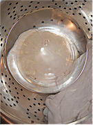 Durchschlag – Panir – Schüssel mit Wasser. Das Pressen des Panirs.