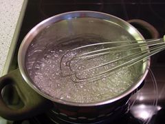 Den Kristallzucker mit Wasser kochen …