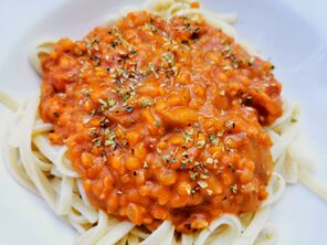 Linsenbolognese mit roten Linsen