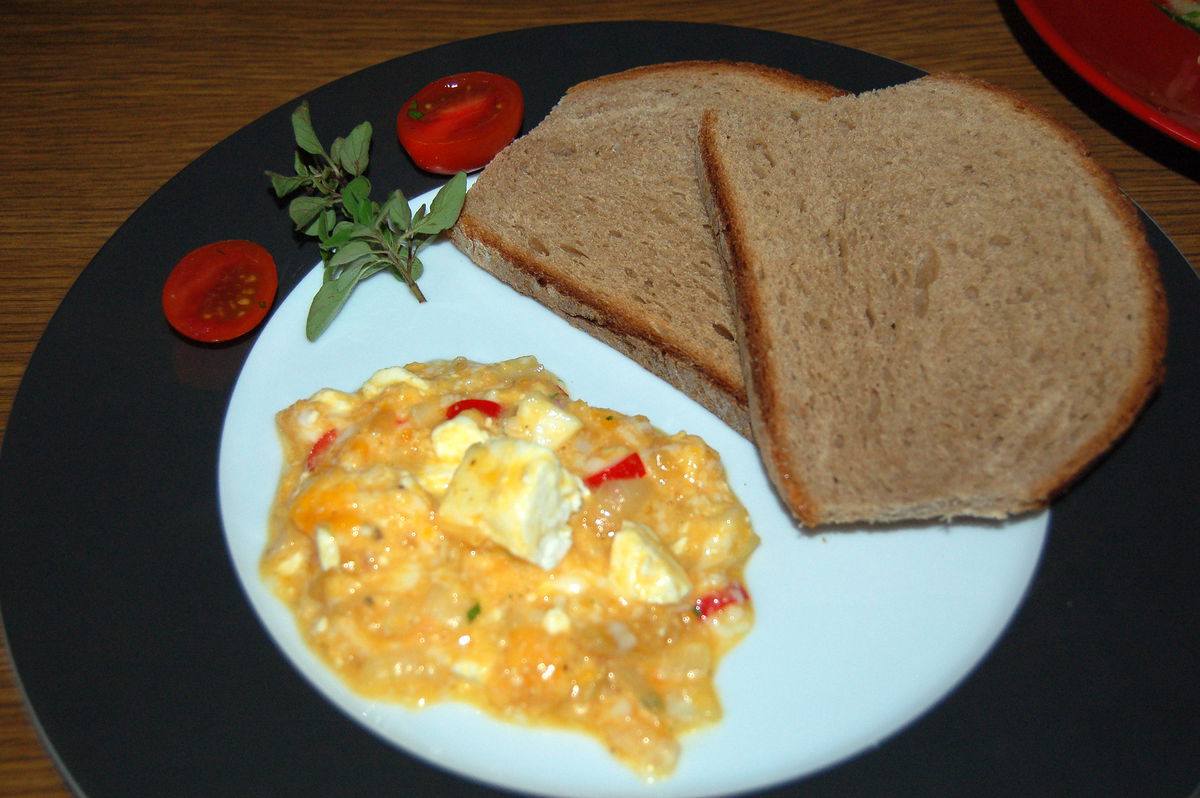 Rührei mit Chili und Feta auf Brot – Koch-Wiki