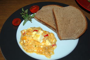 Rührei mit Chili und Feta auf Brot