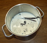 Die Milch mit einer Vanillestange aufkochen,