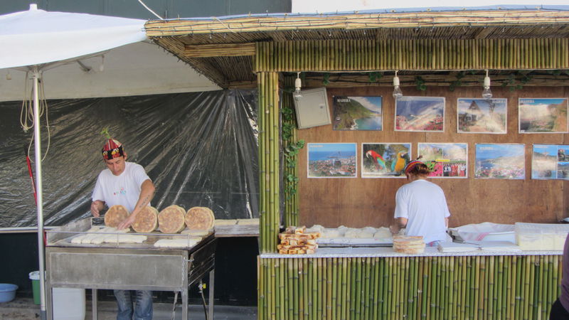 Datei:Bolo de caco-Verkaufsstand in Funchal.jpg