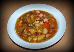 Brot-Kartoffelsuppe mit Fleischwurst