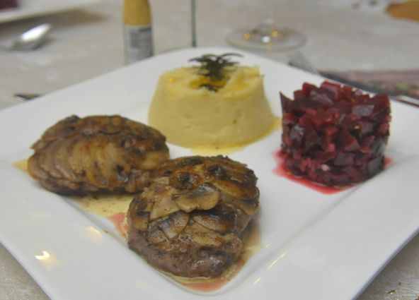 Jägerschnitzel vom Rehrücken an Sellerie-Püree und Rote Bete – Koch-Wiki