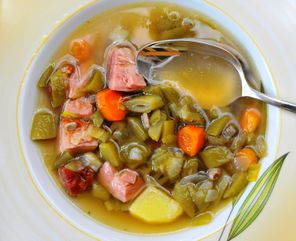 Schnippelbohnensuppe mit Kasseler