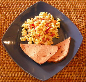 Nudelsalat mit Fleischwurst und Käse