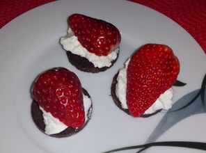 Pumpernickel mit Erdbeeren