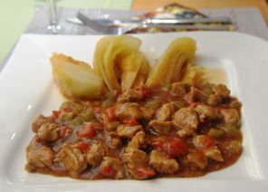 Putengulasch mit Spitzkohl