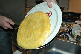 Danach die Tortilla in die Pfanne zurückgleiten lassen.