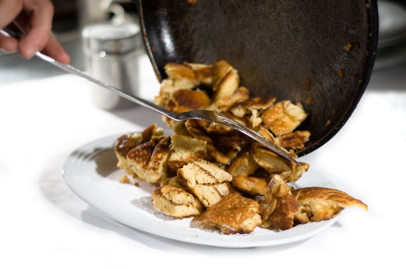 Datei:Kaiserschmarrn-servieren.jpg