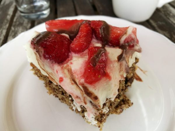 Erdbeertorte mit Mandeln und Schokosauce – Koch-Wiki