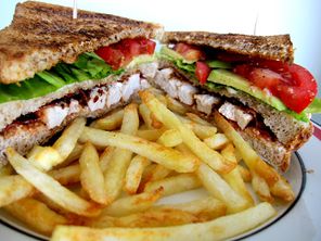 Club-Sandwich mit Avocado