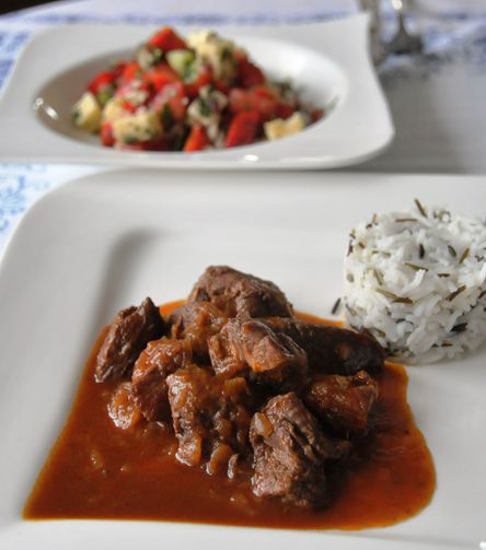 Gulasch mit Bauernsalat – Koch-Wiki